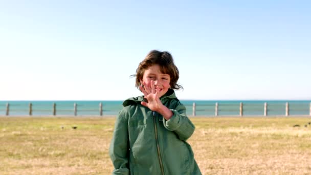 Bambino Ragazzo Salutando Spiaggia Mare Oceano Vacanza Estiva Pausa Vacanza — Video Stock