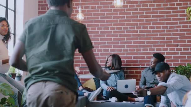 디지털 마케팅 동료와 아이디어에 의사소통 다양성 흑인들은 스타트업의 마케팅 사업을 — 비디오