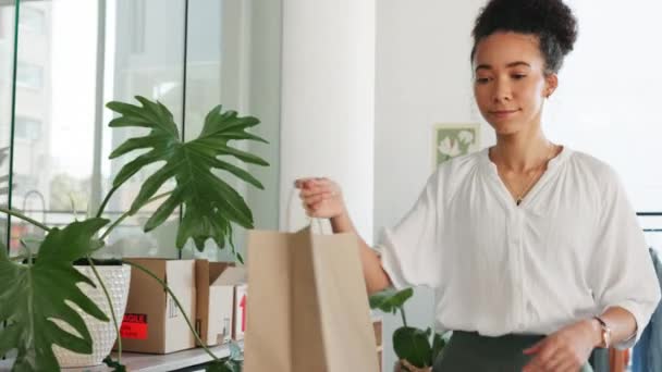 Eコマース 小さなビジネスと女性梱包注文でショッピングバッグ用配信 オンラインショッピング 小売ファッション株式や物流 黒の女性デザイナーや輸送のためのパッケージを持つスタートアップの所有者 — ストック動画