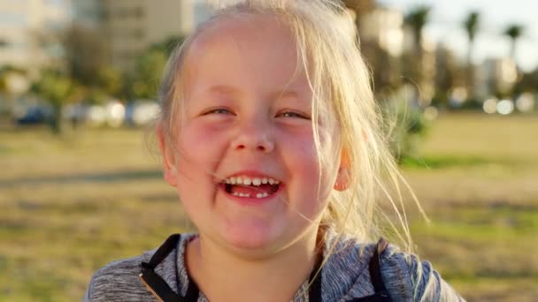 Boldog Gyermek Arc Nevetés Szabadtéren Városi Parkban Boldogsággal Örömmel Energiával — Stock videók