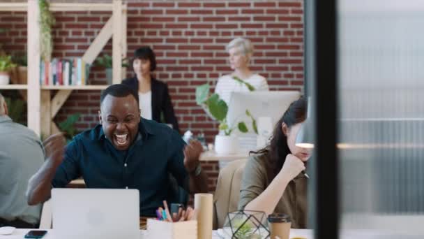 Biznesmen Laptop Sukces Biurze Zespołem Brawa Osiągnięcia Giełdzie Szczęśliwy Podekscytowany — Wideo stockowe