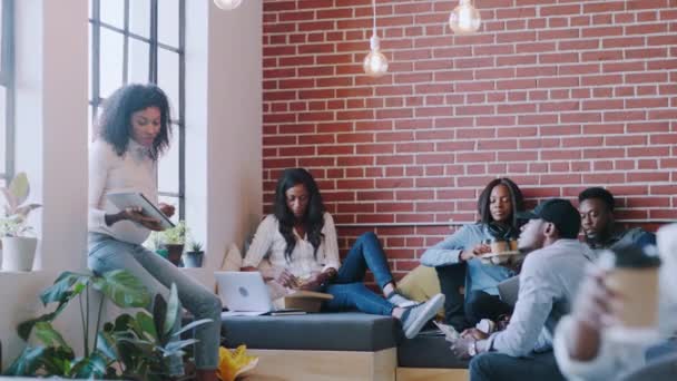 Studenten Universiteit Creatieve Samenwerking Cafe Sofa Voor Projectpresentatie Groepsbijeenkomst Discussie — Stockvideo