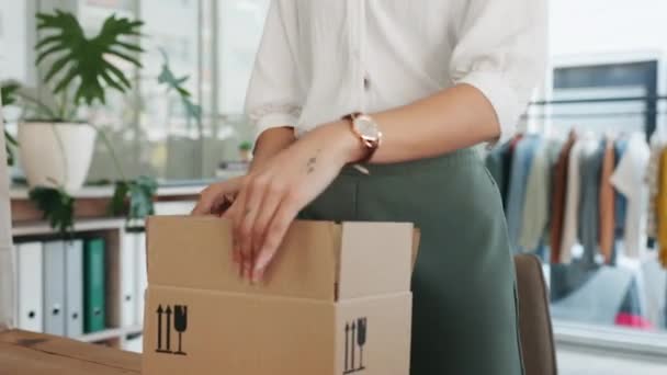 Perancang Wanita Kotak Dan Tape Untuk Pengiriman Logistik Dan Saham — Stok Video