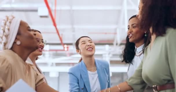企業のチームワークと成功のための手でサポート 会議やビジネスの女性 チームビルディング パートナーシップ 従業員と連帯 信頼と笑顔で仕事のコラボレーション — ストック動画