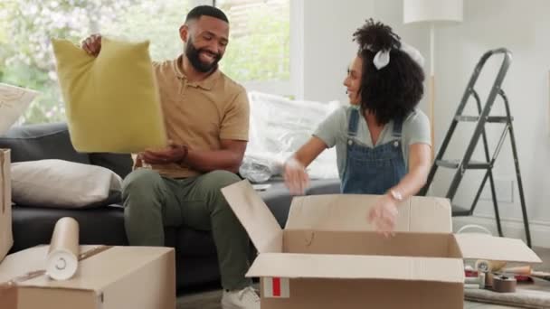黑人夫妇 搬到新家 新家或新公寓后搬出并带上盒带 快乐男女的房地产 搬迁和抵押贷款投资帮助密封了箱子 — 图库视频影像