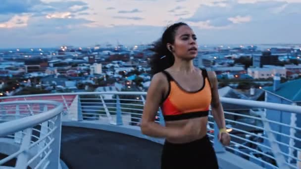 Fitness Corrida Mulher Uma Cidade Noite Para Treinamento Esporte Bem — Vídeo de Stock
