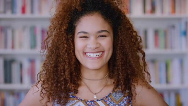 Gelukkige Zwarte Vrouw Student Gezicht Bibliotheek Voor Het Leren Studeren — Stockvideo