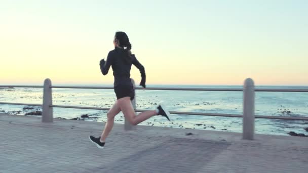 Woman Running Beach Sports Training Για Fitness Wellness Μαραθώνιο Κίνητρο — Αρχείο Βίντεο