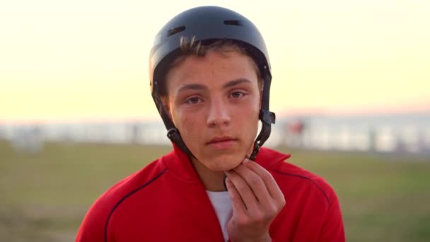 Face Boy Teenager Helmet Sunset Nature Park Garden City Beach — Stock Video