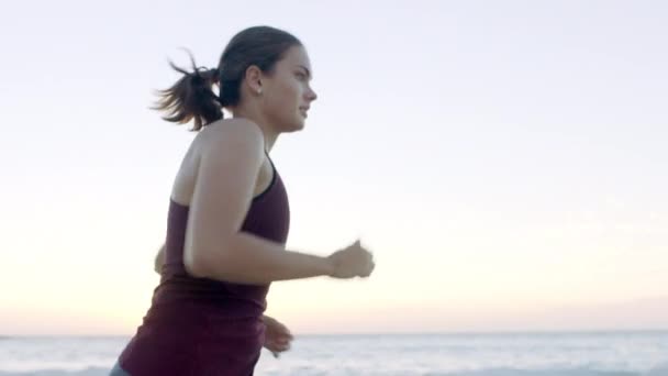 Fitness Bieganie Kobieta Sportowiec Nad Morzem Robi Trening Sportowy Maraton — Wideo stockowe