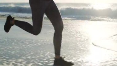 Koşu, spor ve plaj dalgaları, maraton antrenman motivasyon ve kardiyo egzersizleri. Sporcu, güçlü atlet bacağı ve Avustralya okyanus kumu üzerindeki kostal spor sağlığı..