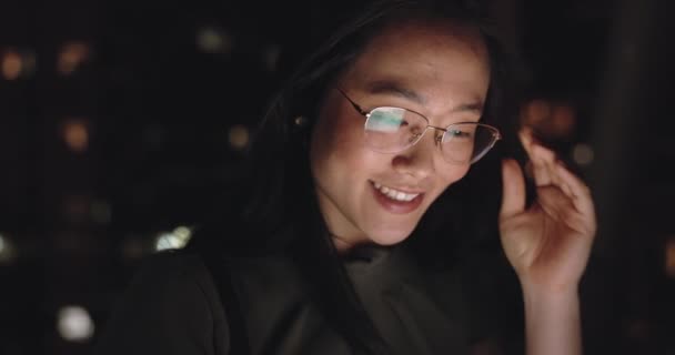 Νύχτα Οθόνη Και Ασιατική Γυναίκα Γυαλιά Στην Πόλη Απευθείας Σύνδεση — Αρχείο Βίντεο
