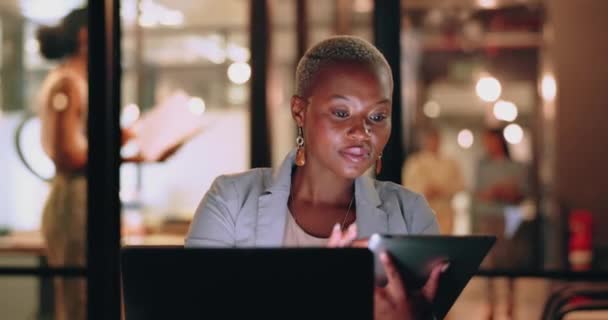 黑人妇女 专注于平板电脑的在线研究和阅读数字报告或文章的项目 企业和技术 电子邮件以及与打字和签署虚拟文件有关的网络 — 图库视频影像