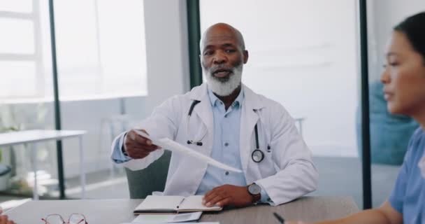 Reunión Atención Médica Colaboración Con Médico Negro Equipo Medicina Discusión — Vídeos de Stock