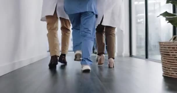 Nogi Zespół Lekarze Biegnący Szpitala Nagłych Wypadkach Zdrowotnych Pomocy Kryzysach — Wideo stockowe