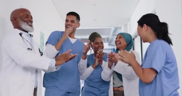 采购产品掌声 医疗保健团队合作和医院的成功 协作或动机 多样化 快乐的医生和护士鼓掌承诺 信任和支持医疗目标 交易或健康 — 图库视频影像