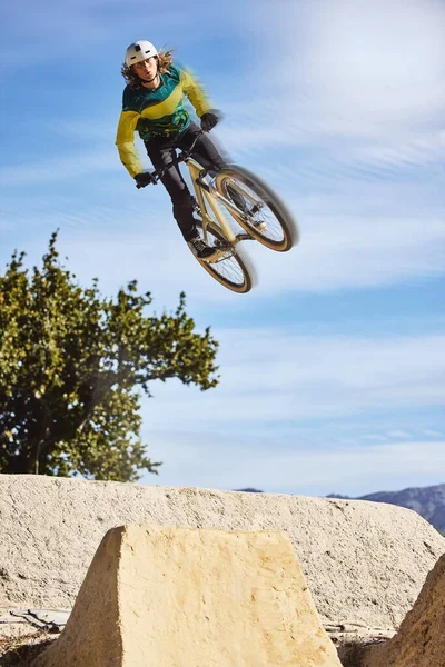 Sport Mountainbike Och Hoppa Himlen Med Människan Cykling För Naturträning — Stockfoto