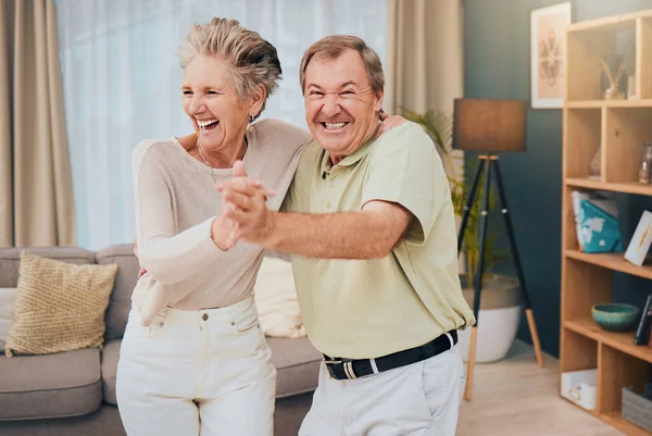 快乐的 跳舞的老夫妇在客厅里 笑着和快乐的同时在他们的家里傻傻的在一起 快乐的家庭 女人一边跳舞 一边笑 一边享受退休生活 — 图库照片