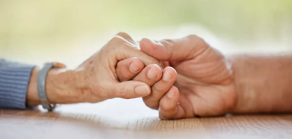 Idős Pár Kéz Kézben Támogatja Kényelmet Szeretet Vagy Segít Asztalon — Stock Fotó