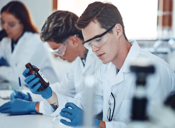 Bir Eczane Deneyi Için Kimya Ilaçları Üzerinde Çalışan Bilim Eczacılık — Stok fotoğraf