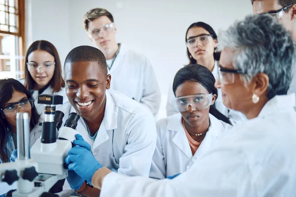 Kimya Biyoloji Tıp Araştırmaları Için Mikroskop Kullanan Öğrencileri Olan Eğitim — Stok fotoğraf
