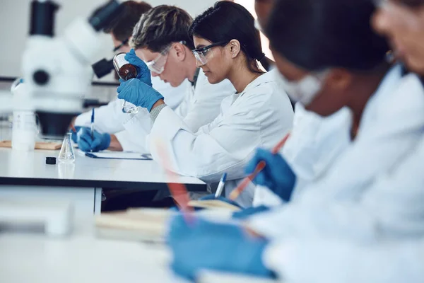 Bilim Deney Laboratuarında Öğrencilerle Eğitim Yenilikle Bilim Adamı Üniversite Olmayı — Stok fotoğraf