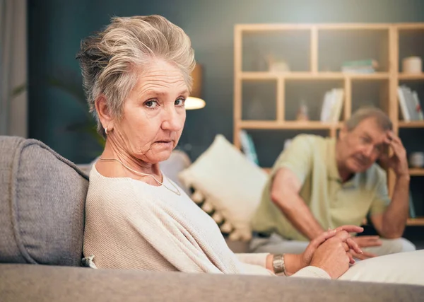 焦虑和老年夫妇在沙发上的治疗婚姻咨询和老年护理 愤怒的老妇人的画像 精神保健和关系咨询或对离婚的支持 — 图库照片