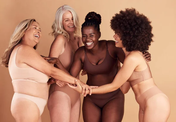 Schoonheid Diversiteit Groep Vrouwen Lingerie Studio Geïsoleerd Bruine Achtergrond Ondergoed — Stockfoto