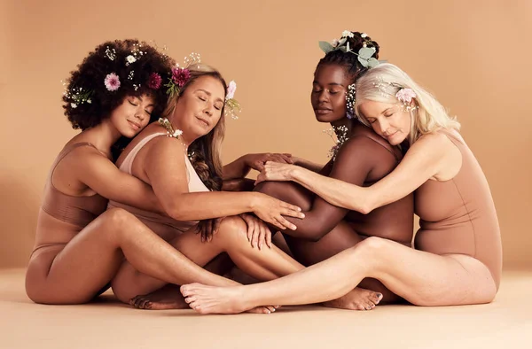Piękno Kwiaty Kobiety Bieliźnie Przytulają Się Siedząc Podłodze Zamkniętymi Oczami — Zdjęcie stockowe