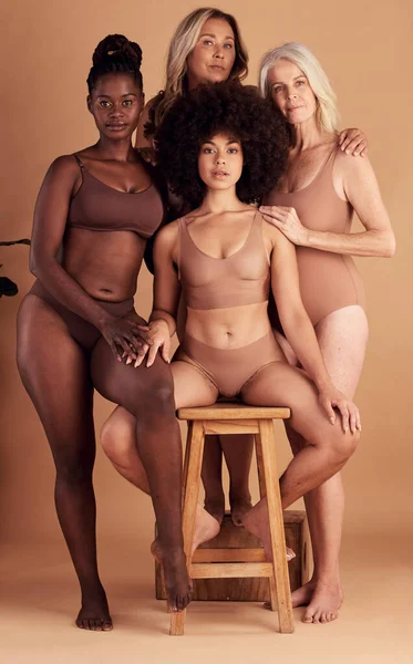 Schönheit Vielfalt Und Portrait Körperpositiver Frauen Freundinnen Und Seniorinnen Entspannen — Stockfoto