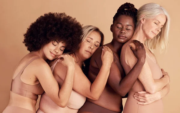 多样性和群居在女士内衣中 拥抱皮肤的色彩内衣运动 姿势舒适 米色演播室背景的年轻 年长和跨种族的积极女性模特 — 图库照片