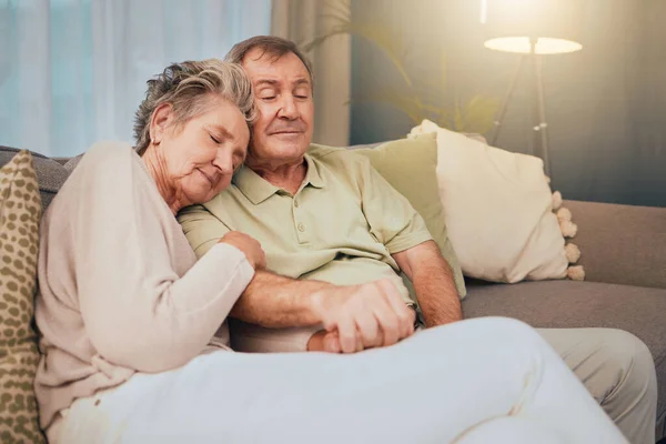 上了年纪的夫妇 闭上眼睛 躺在客厅沙发上休息 享受下午舒适的小睡 轻松的生活方式和退休生活 关心和熟睡在公寓沙发上的老两口 — 图库照片