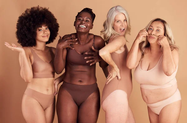 Çamaşırları Vücut Pozitifliği Kadınlar Çeşitliliğe Gülümsüyor Kahverengi Bir Stüdyo Arka — Stok fotoğraf