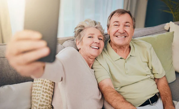 年长的自私自利者 带着电话进行交流 在退休时微笑着躺在沙发上休息 移动照片 有趣的老年男子和妇女与技术的记忆在沙发上 — 图库照片