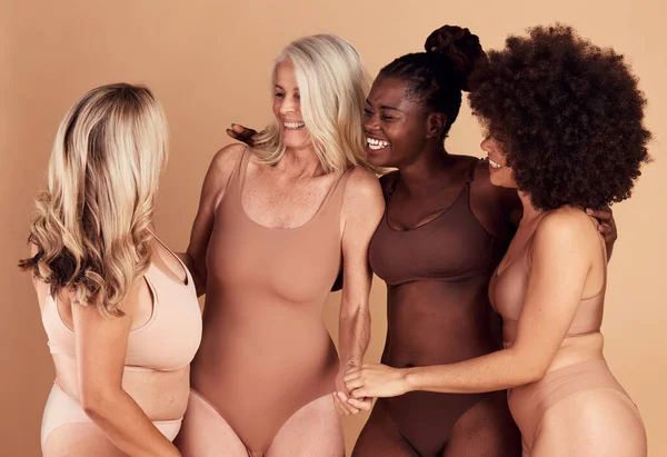 Diversiteit Schoonheid Groep Vrouwen Lingerie Studio Geïsoleerd Een Bruine Achtergrond — Stockfoto