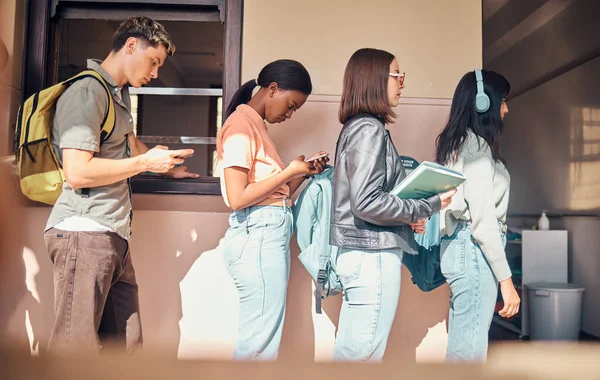 Κολλέγιο Πανεπιστήμιο Φοιτητές Που Περιμένουν Αιτήσεις Εγγραφής Υποτροφιών Εκτός Τάξης — Φωτογραφία Αρχείου