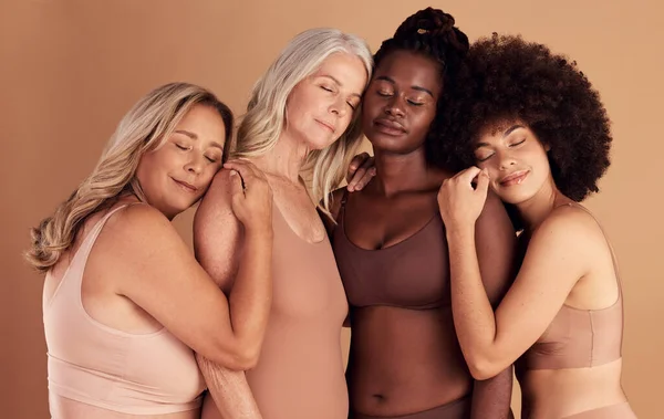 多样性和妇女拥抱身体积极营销 团结和广告内裤工作室背景 感情和模范朋友拥抱增强权能 — 图库照片