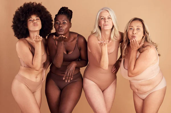 Women Body Different Shape Group Blowing Kiss Studio Lingerie Beauty — Stock Photo, Image