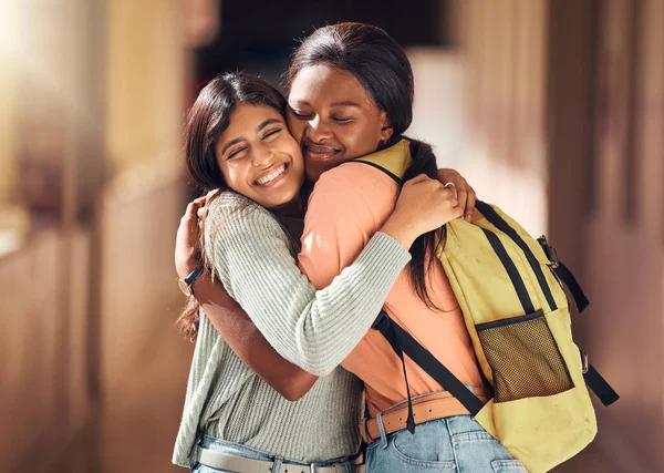 为了学习 获得奖学金和幸福 与大学中的女性一起接受教育 交友和拥抱 与校园内的女生拥抱 联系和感情 以便回到学校 大学和最好的朋友身边 — 图库照片