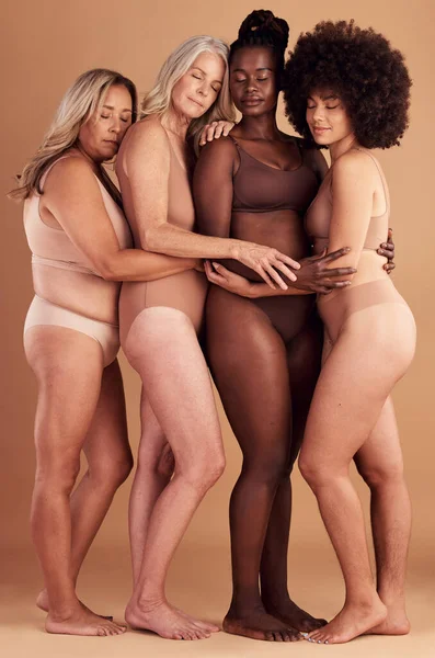Piękno Różnorodność Przytulić Ciało Pozytywne Kobiety Dziewczyna Lub Przyjaciele Szczęśliwi — Zdjęcie stockowe