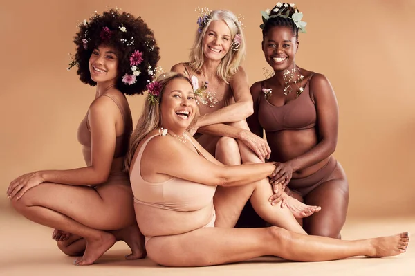 Flores Diversidade Retrato Corpo Positivo Mulheres Felizes Com Auto Cuidado — Fotografia de Stock