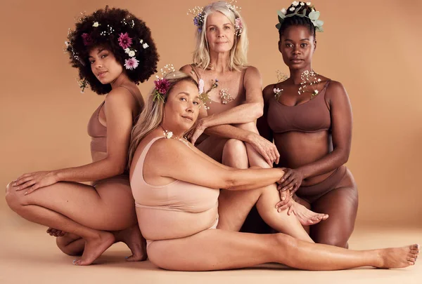 Retrato Flores Grupo Mulheres Lingerie Estúdio Isolado Fundo Marrom Cosméticos — Fotografia de Stock