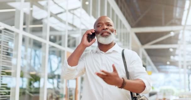 Επιχειρήσεις Μαύρος Και Τηλεφωνική Κλήση Ενώ Περπατάτε Στο Γραφείο Startup — Αρχείο Βίντεο