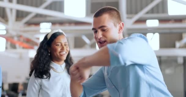 Adamları Ofisteki Başarı Için Dans Kutlama Yeni Yılda Eğlenmek Parti — Stok video