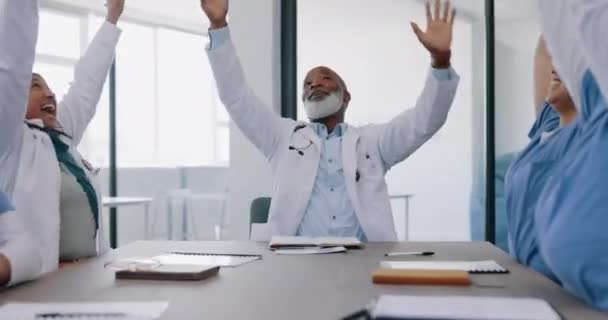 拍手と医師は 目標や成果を祝うために紙を投げます チームワーク 文書を投げ 成功を祝うために拍手する人々や看護師のグループ — ストック動画