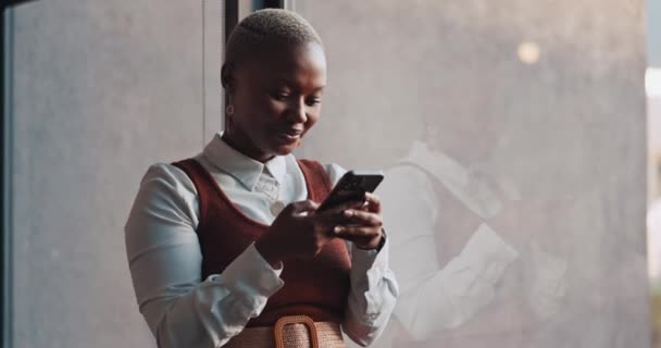 Czarna Kobieta Biznes Pisanie Przez Telefon Oknie Biurowcu Połączenia Siecią — Wideo stockowe
