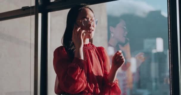 Азійська Жінка Бізнес Телефонний Дзвінок Вікні Офісному Будинку Комунікаціями Мережами — стокове відео