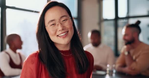 Bir Reklam Ajansında Mutlu Bir Gülümseme Motivasyon Gelişim Zihniyetiyle Buluşan — Stok video