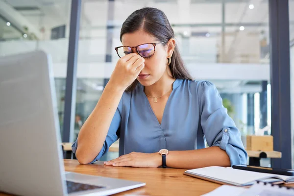 Dolor Cabeza Por Estrés Agotamiento Mujer Oficina Abrumada Con Carga — Foto de Stock