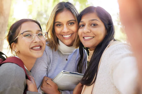 女人和学生在大学里为了快乐的回忆而自私自利 在大学里 一群女孩在社交媒体或个人资料图片中结合在一起并拍照 她们的教育 学习和面部肖像 — 图库照片
